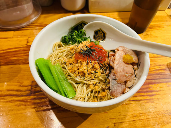 「イクラと燻製あぶりサーモン油そば」@真鯛らーめん 麺魚の写真