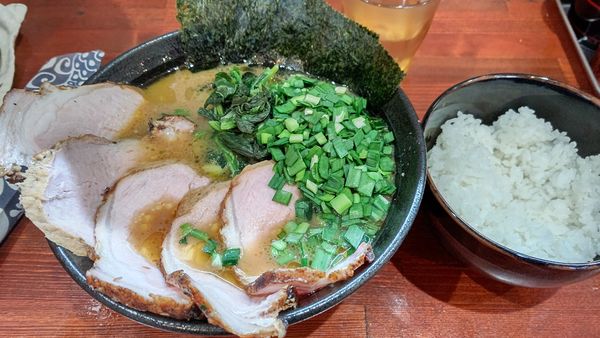 「チャーシューめん+生ニラ+半ライス」@横浜家系らーめん 天王家 寒川総本店の写真