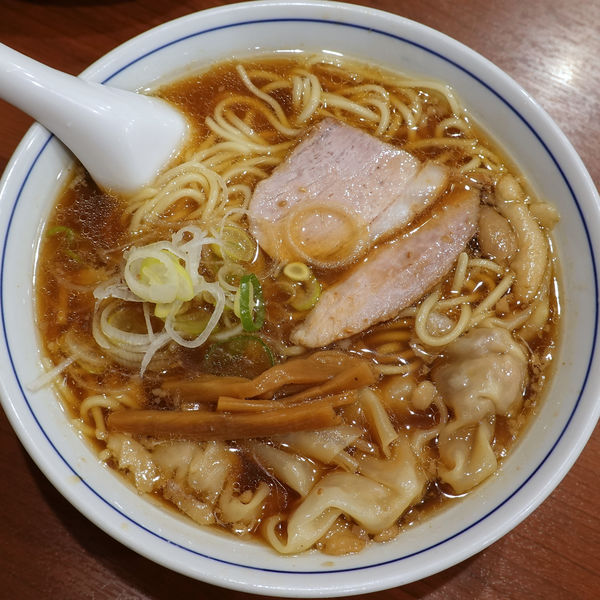 「ワンタンメン 1,000円（背脂）」@共楽の写真