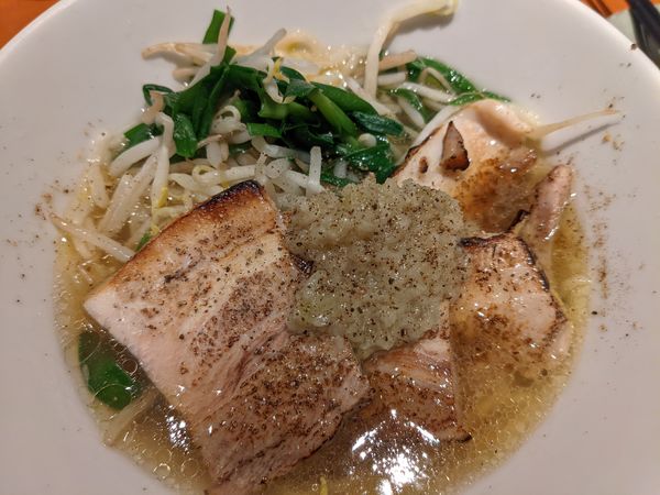 「自家製姜葱醬と煮豚の塩そば」@鶏そば山もとTONARIの写真