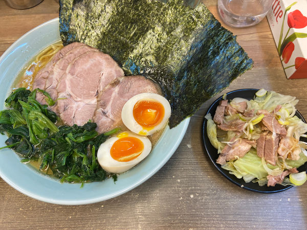 「渡来武ラーメン中盛り(1100円)・キャベチャー(150円)」@横浜らーめん 渡来武の写真