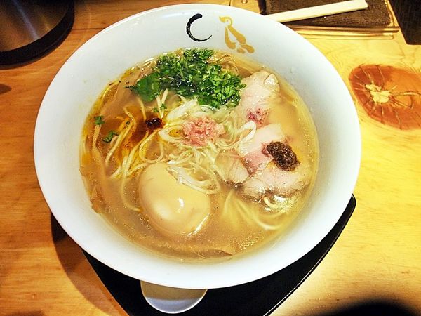「真鯛と蛤の塩そば 味玉」@SOBAHOUSE 金色不如帰 新宿御苑本店の写真