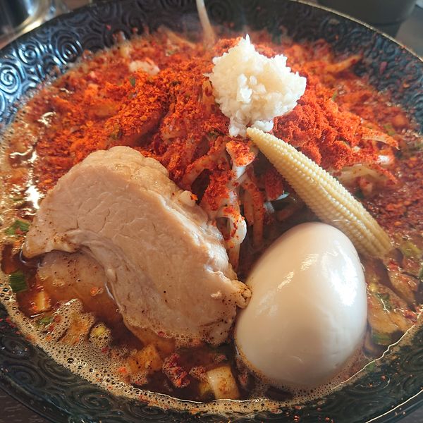 「蠍味玉ラーメン920円(無料中盛)、辛さ・痺れとも増し増し。」@Japanese soba Noodles 蠍の写真