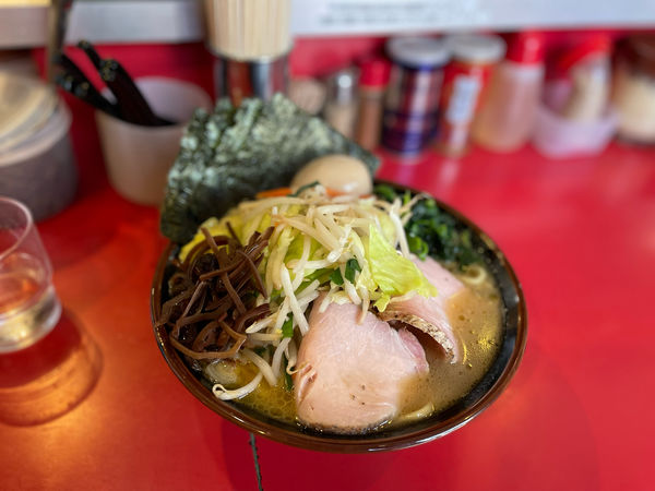 「昼飯セット¥900（ラーメン中盛り、味玉、海苔5枚、チャーシュー」@どんとこい家の写真