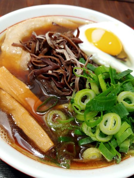 「目玉入り中華そば」@中華そば 兎の写真