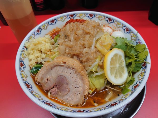 「スパイ酢ラーメン うずら アブラ トウガラシ パクチー」@ハナイロモ麺 吉祥寺本店の写真