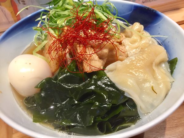 「特製 煮干し肉わかめそば【1500円】」@ラーメンWalkerキッチンの写真