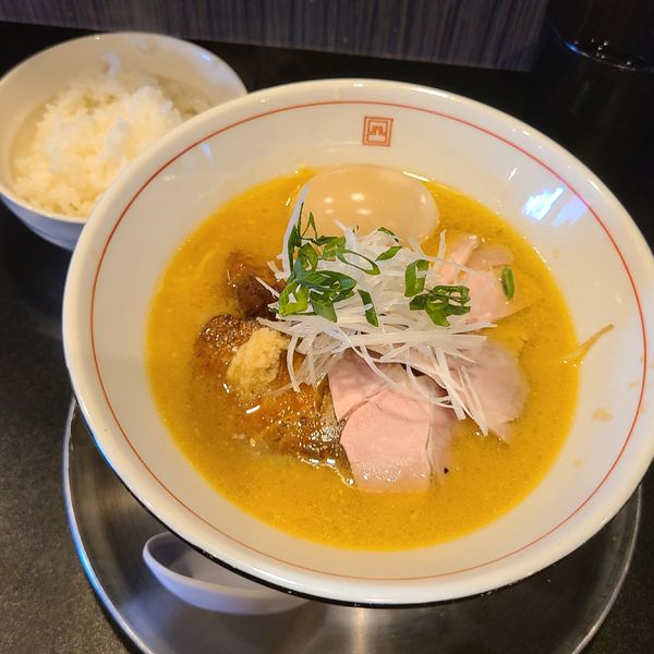 「味噌ラーメン+味玉+肉増し+ごはん(小)」@味噌麺処 でこぼこの写真