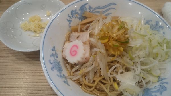 「サッポロ赤星+メンマ皿+半熟玉子→油そば＋ニンニク」@らーめん 高尾の写真