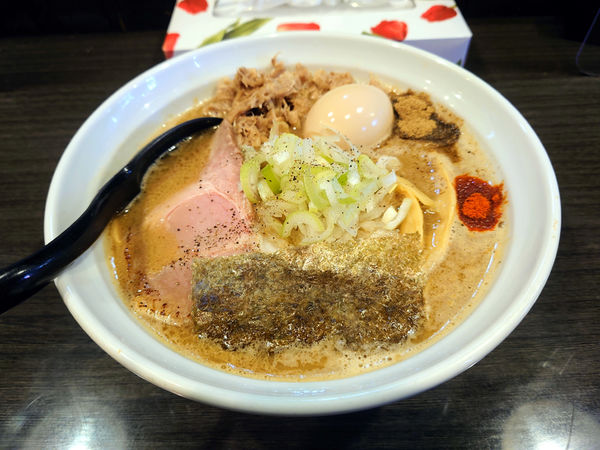 「らーめん+味玉+ほぐし豚+メンマ+辛っれーの1」@つけ麺 陽の写真