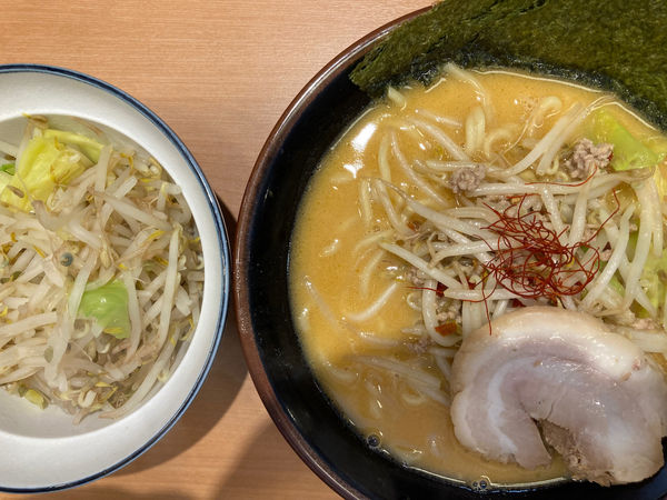 「味噌らーめん 820円（もやきゃべ+120円）」@横濱家系ラーメン たくみ家 水戸南店の写真