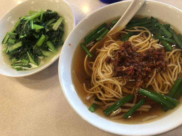 「台湾ラーメン(アメリカン)＋青菜炒め」@中国台湾料理 味仙 今池本店の写真