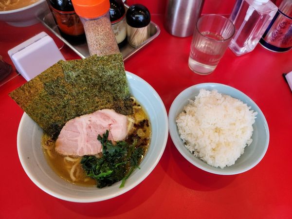 「ラーメン並 焦がしネギ サービスライス」@横浜ラーメン 武蔵家 三鷹店の写真