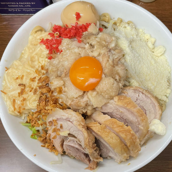 「大ぶた + 汁なし + 味つけ玉子 + 粉チーズ + トロロ」@ラーメン二郎 横浜関内店の写真