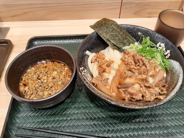 「牛肉ピリ辛つけ麺」@はなまるうどん ファブ南大沢店の写真