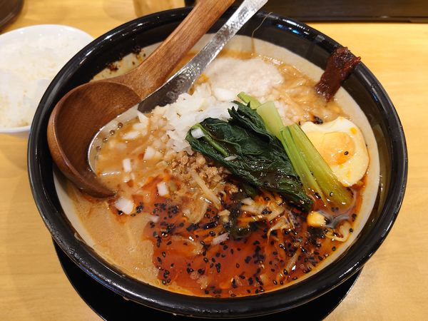 「味噌担々麺900円+小ライス110円+タマネギ増し(満足カー」@味噌ラーメン専門店 日月堂 新座店の写真