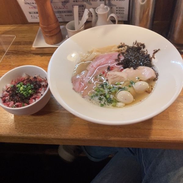 「塩煮干しラーメン＋牛フレークご飯小」@麺庵 小島流の写真