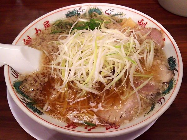 「特製醤油ラーメン+白ネギ」@ラーメン魁力屋 藤沢石川店の写真