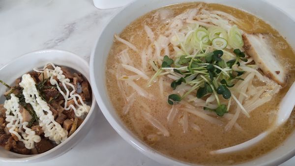 「味噌ラーメンもやし増550円チャー丼100円」@ラーメン爺の写真