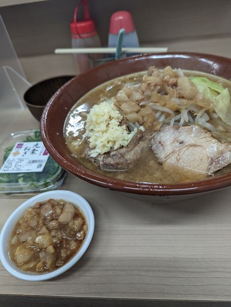 「ラーメン(豚2枚)麺量500g+生卵」@ラーメン荘 歴史を刻め 世田谷店の写真