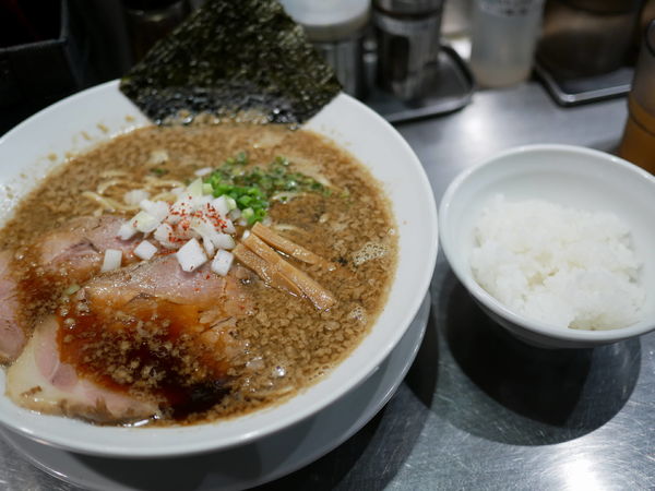 「背脂ジョニー＋小ライス」@麺屋 愛心 TOKYO 町屋店の写真