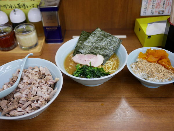 「ラーメン 並 麺硬め＋味濃いめ＋油多め＋サービスライス＋サー」@横浜ラーメン 武蔵家 北千住店の写真