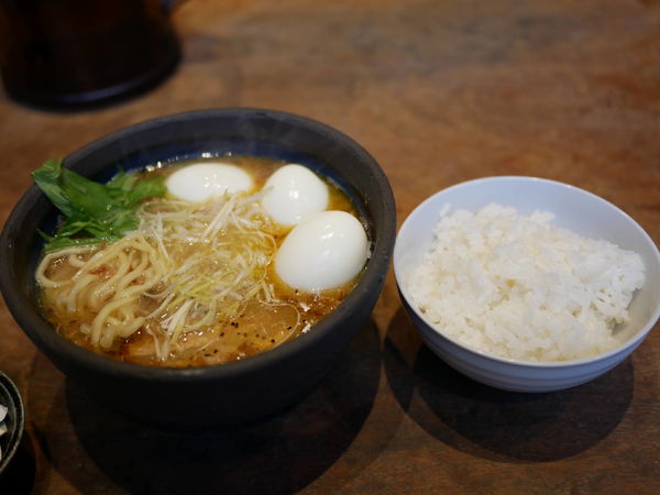 「香味らぁめん＋ライス＋サービス茹で玉子6個」@俺の創作らぁめん 極や 上野広小路店の写真