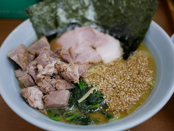 「ラーメン 並 麺硬め＋味濃いめ＋油多め＋ライス＋サービス切り」@横浜ラーメン 武蔵家 北千住店の写真