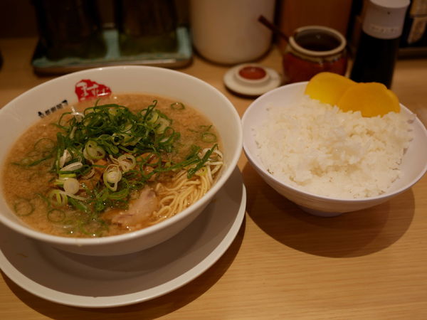 「ラーメン 並 麺硬め30秒＋脂多め＋セルフ辛いの多め＋セルフ」@京都銀閣寺 ますたにラーメン 室町店の写真
