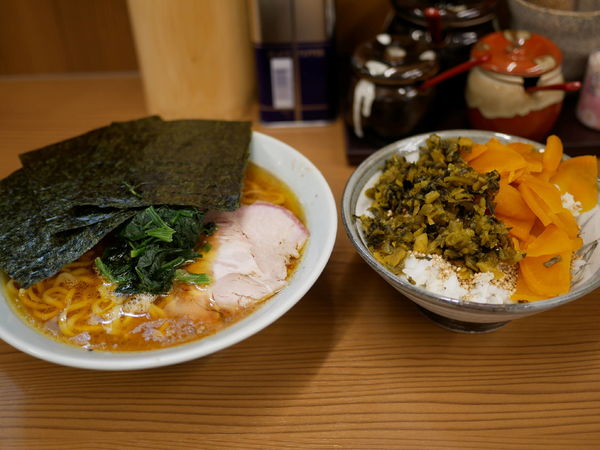 「ラーメン 並 麺硬め＋味濃いめ＋油多め＋ライス」@家系らーめん 武将家 外伝の写真