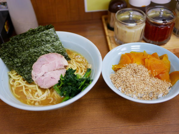「ラーメン 並 麺硬め＋味濃いめ＋油多め＋ライス＋サービス切り」@横浜ラーメン 武蔵家 北千住店の写真