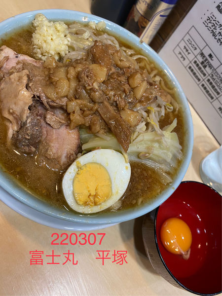 「ラーメン少なめ＋サービス生玉子　980」@ラーメン富士丸 平塚店の写真