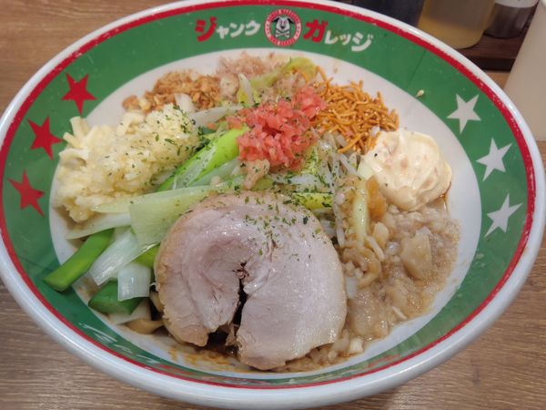 「埼玉まぜそば並８３０円ニンニク背脂ベビースターエビマヨチーズ」@ジャンクガレッジ 北浦和店の写真