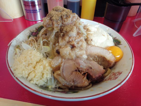 「まぜそばミニ　８７０円　ニンニク背油ガリマヨましまし」@ラーメン鷹の目 北千住店の写真