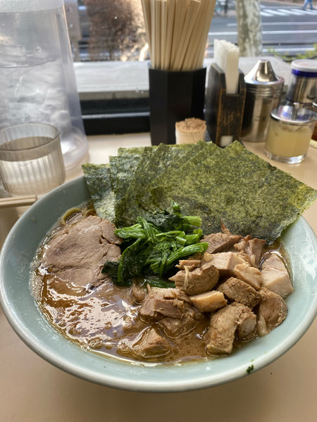 「中盛りラーメン、海苔、豚ほぐし　850円」@横浜家系ラーメン田中の写真