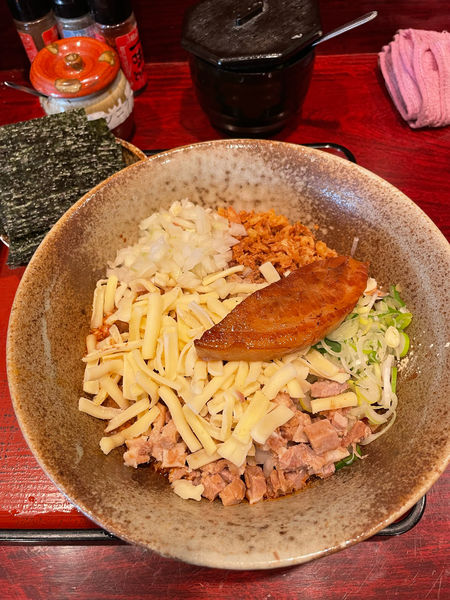 「限定まぜそばII小の小チャーシュー、チーズトピ」@食処 渓の写真