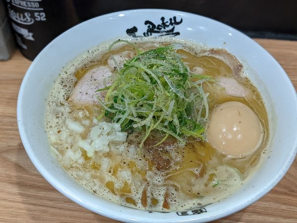 「限定鶏白湯煮干し」@麺屋 丈六の写真