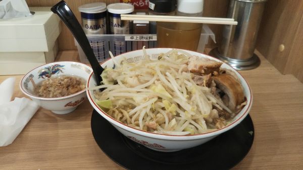 「小ラーメン コール：野菜 +肉かすアブラ」@豚山 池袋西口店の写真