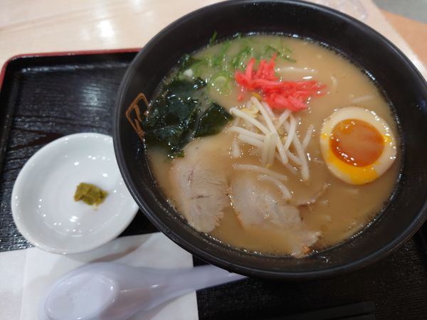 「塩とんこつラーメン 850円」@筑豊ラーメン 山小屋 デオシティ新座店の写真
