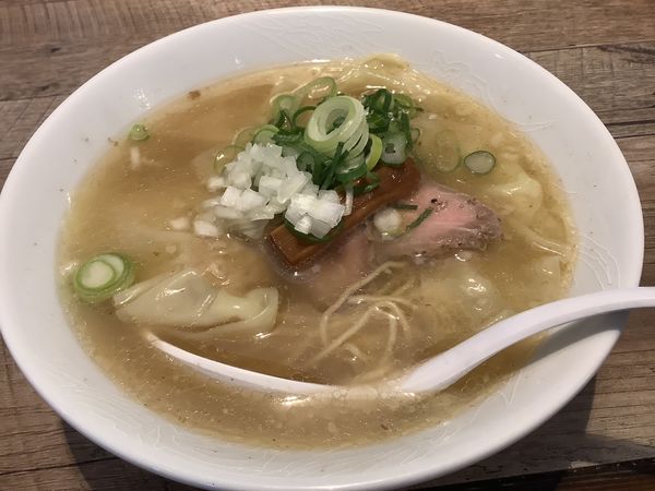 「塩ワンタン麺　1100円」@伊藤商店の写真