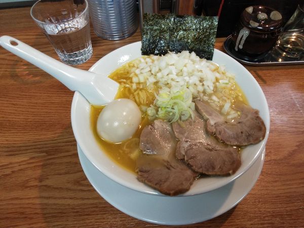 「特製盛り鶏醤油らーめん玉ねぎトッピング」@らーめん 燦々の写真