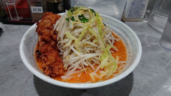 「旨辛味噌ラーメン 半唐揚げ 鷹の爪 160g」@旨辛ラーメン表裏 高田馬場店の写真