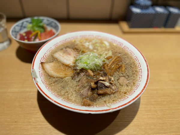 「醤油らーめん¥690、切落としチャーシュー¥50、天然大トロ漬け」@きたかた食堂の写真