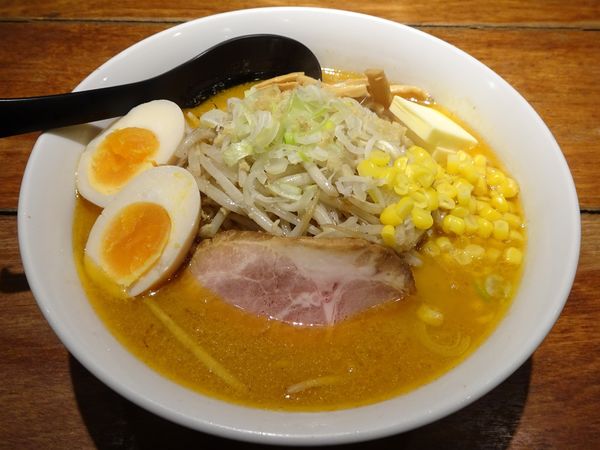 「味噌バターコーン（930円）＋大盛り＋味玉＋炒めもやし」@札幌味噌麺 優の写真