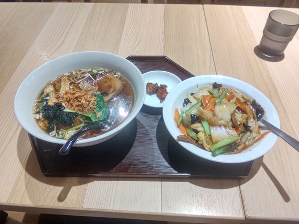 「ラーメンセット(醤油ラーメン＋五目レバ丼)980円」@創作中華料理 名采の写真