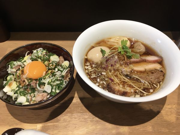 「特製醤油らぁ麺+炙りチャーシュー丼」@らぁ麺や 嶋の写真