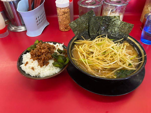 「ネギラーメン和風＋中ライス」@家系ラーメン 王道 いしいの写真