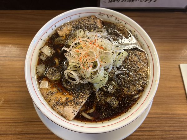 「限定　R +BK ブラックラーメン900円」@R+の写真