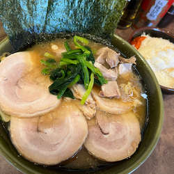 チャーシューメン　角切りチャーシュー　半ライス