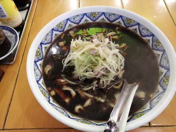 「黒酢ラーメン 910円」@中国ラーメン 揚州商人 立川店の写真